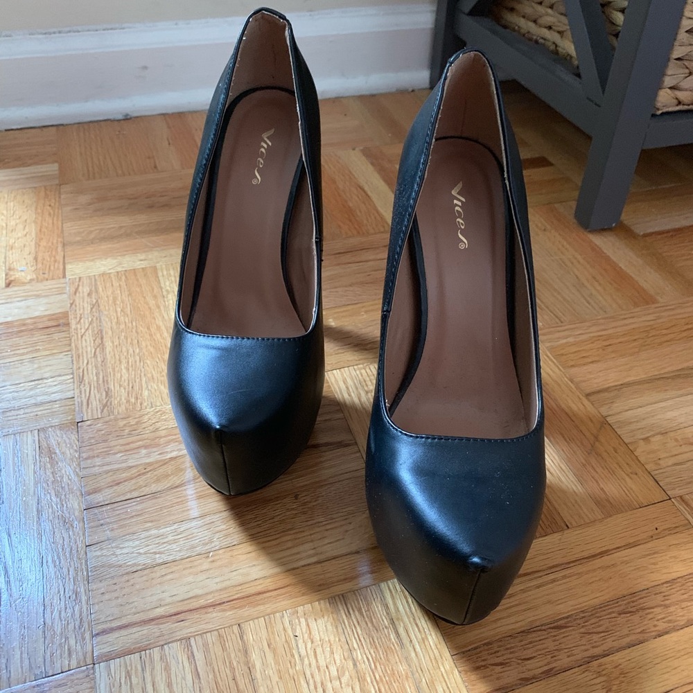 Black heels with pump, red bottoms/ red soles